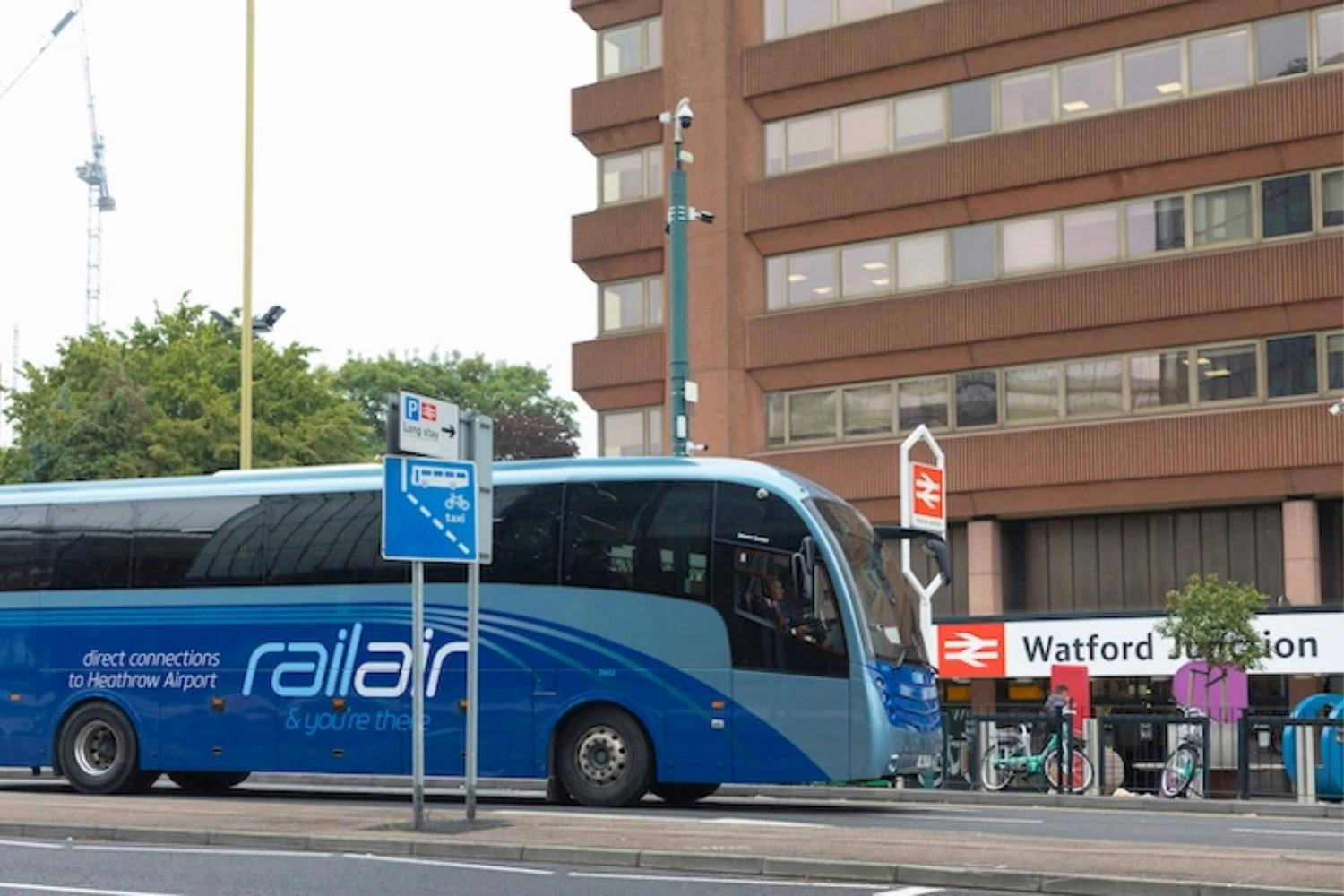 Watford: Bus Transfer To/From London Heathrow Airport - Photo 1 of 8